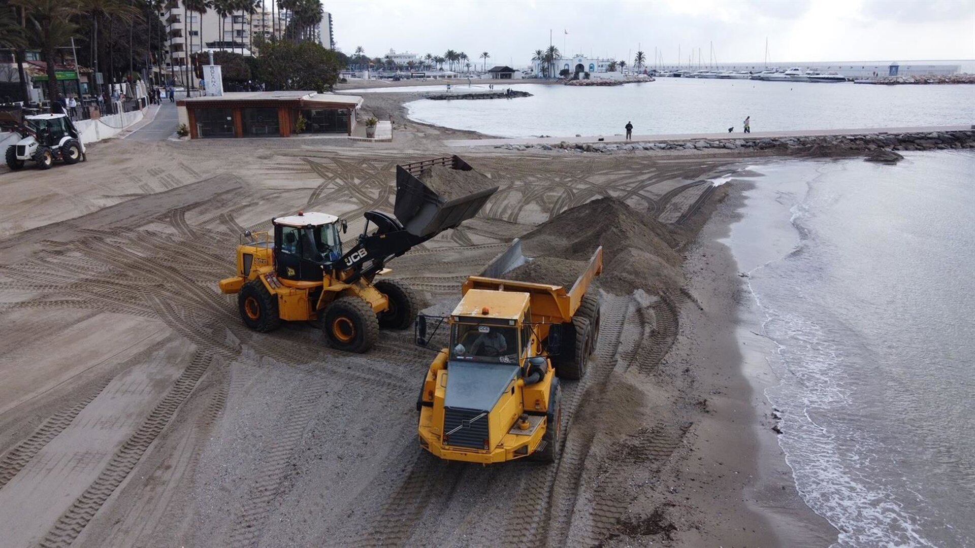 Marbella actúa de urgencia en las playas de El Faro y La Fontanilla tras daños provocados por temporales.
El Ayuntamiento del municipio malagueño de Marbella ha iniciado de forma "inmediata" trabajos de aportes de arena y reperfilado mecánico en las playas de El Faro y La Fontanilla, con el objetivo de restituir su perfil de equilibrio natural y evitar que continúen avanzando los daños ocasionados por las borrascas de los meses de enero y febrero y que han afectado especialmente a las zonas más céntricas del litoral.