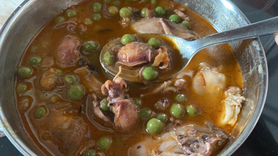 Guiso marinero de guisantes con chipirones.