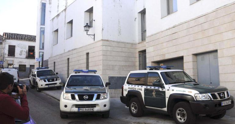 Imagen de coches de la Guardia Civil durante una operación