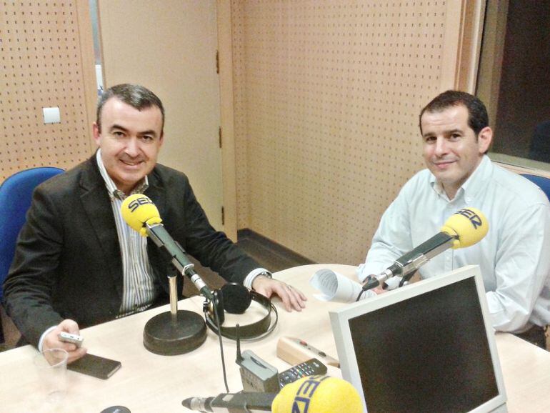 El escritor Lorenzo Silva en los estudios de Radio Alicante SER en 2014