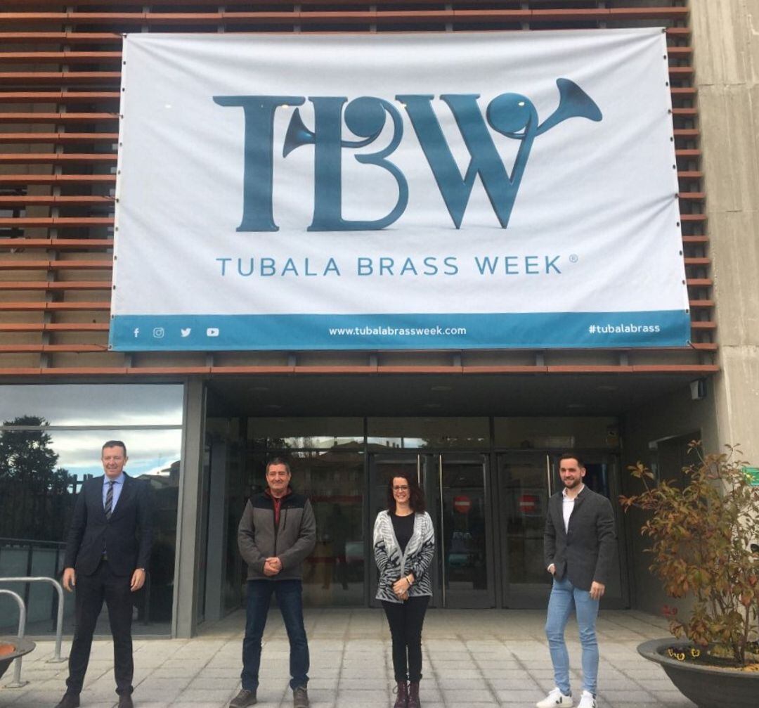 Eduardo Elizalde, director de zona de Laboral Kutxa; Pedro Leralta, concejal de cultura de Tafalla, Ainhoa Gabari, concejala de cultura de Olite e Iñigo Remirez de Ganuza, director artístico del festival han presentado  la TBW