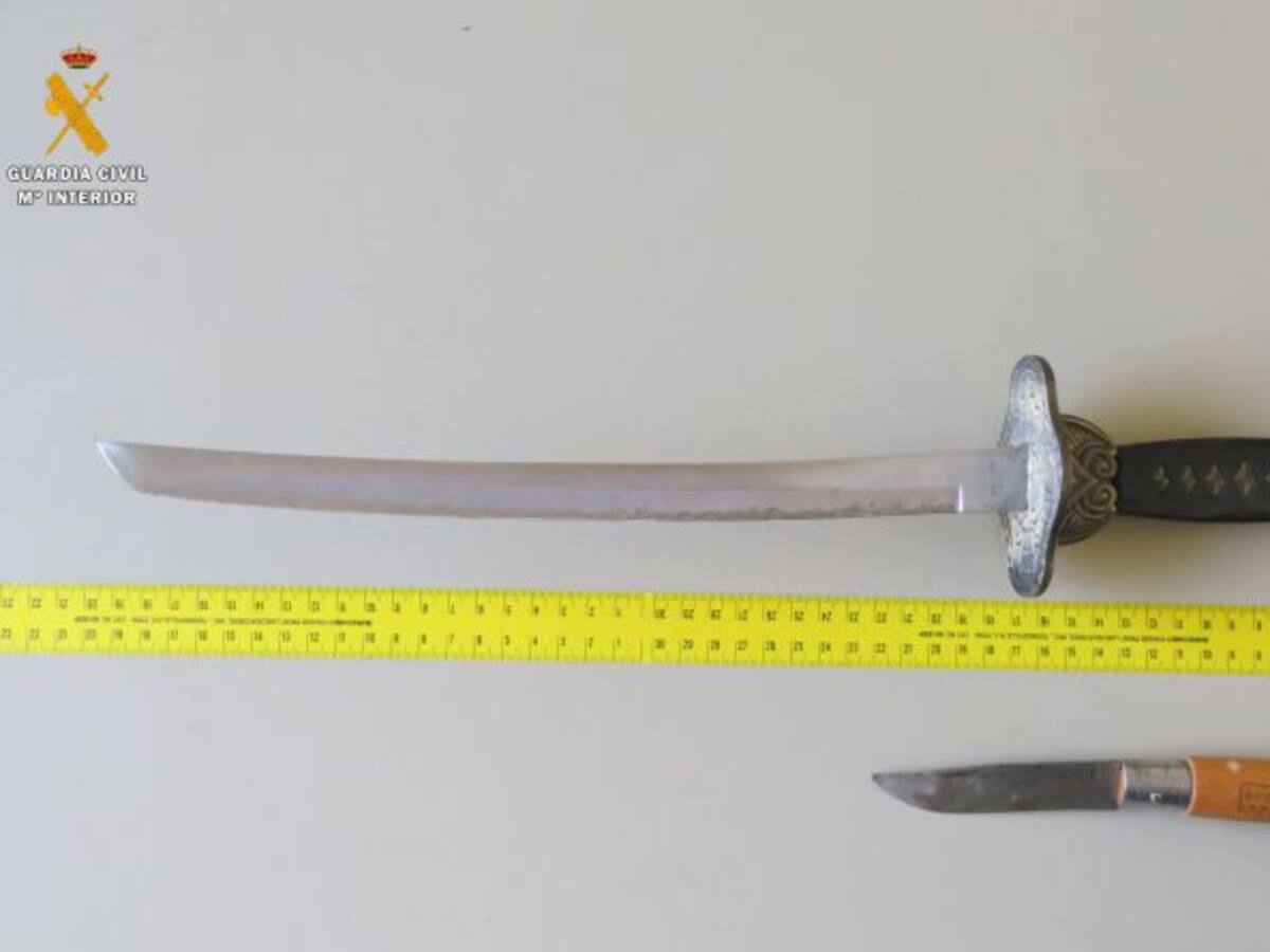 La Guardia Civil detiene a dos vecinos de Venta de Baños, por amenazar con cuchillos a varias personas