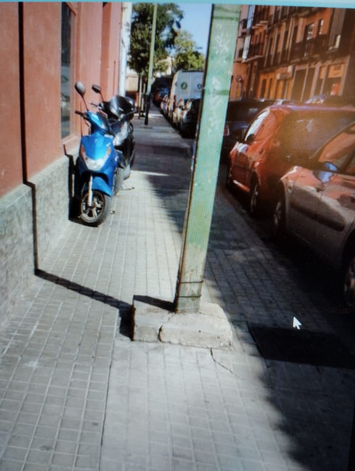 Un poste en medio de la acera en el barrio de María Auxiliadora