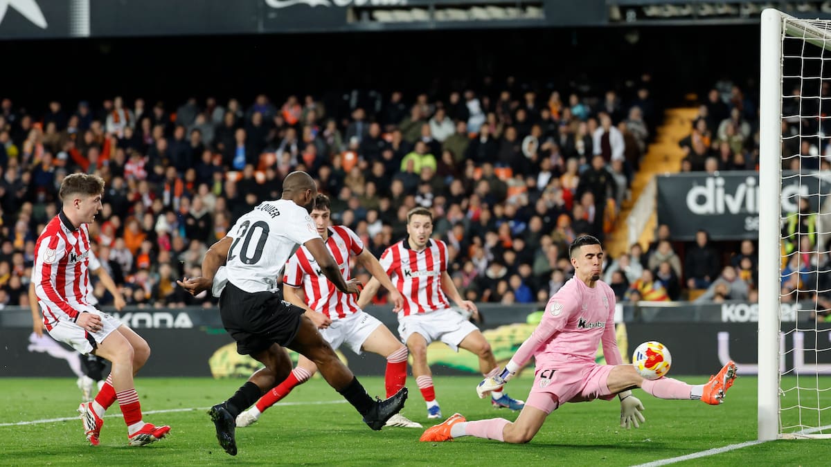 El error de Padilla enciende el debate en la portería del Athletic: ¿Unai Simón en semifinales?