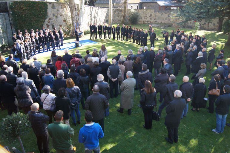 Unes dues-centes persones han participat aquest migdia a la concentració de repulsa pels atemptats de divendres convocada per l'ambaixada de França a Andorra.