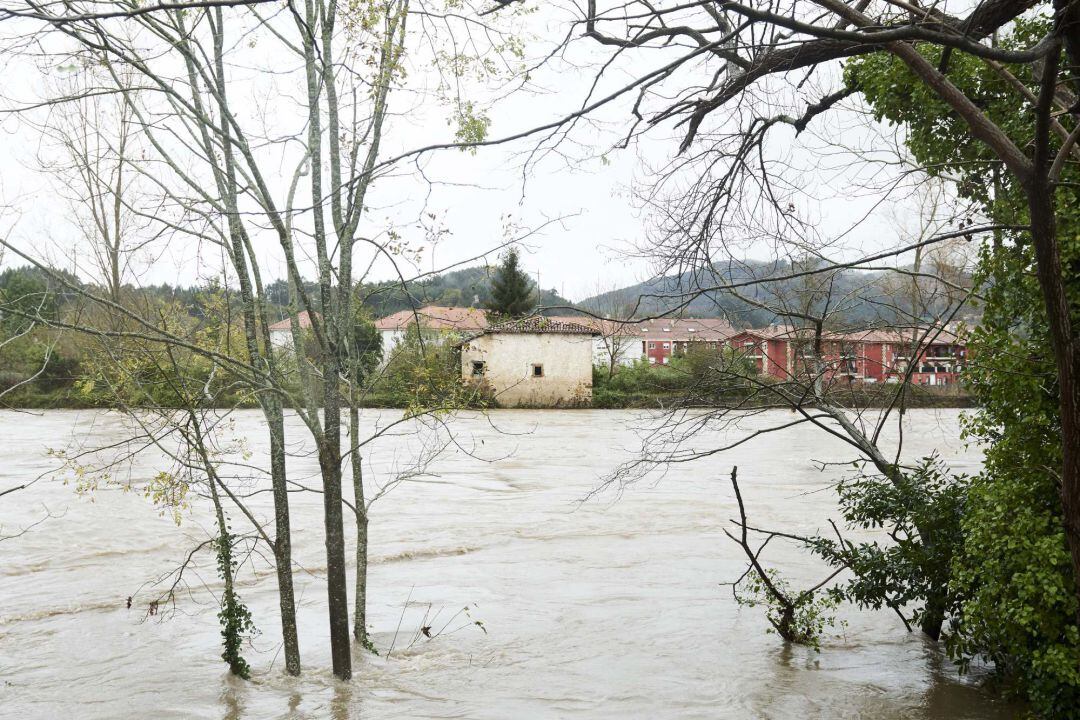 El río Ansón con el caudal muy alto a su paso por Ampuero