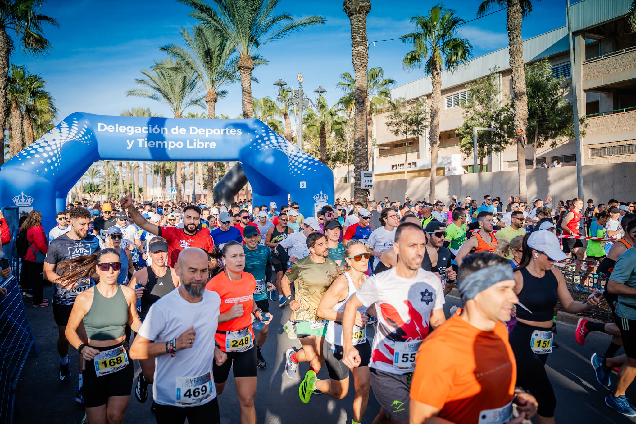Salida de la VIII Media Maratón “Ciudad de Roquetas”.