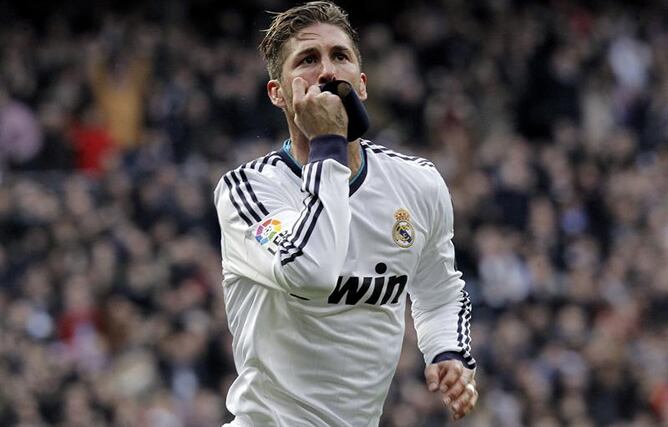 El defensa del Real Madrid Sergio Ramos celebra la consecución del segundo gol de su equipo ante el Barcelona.