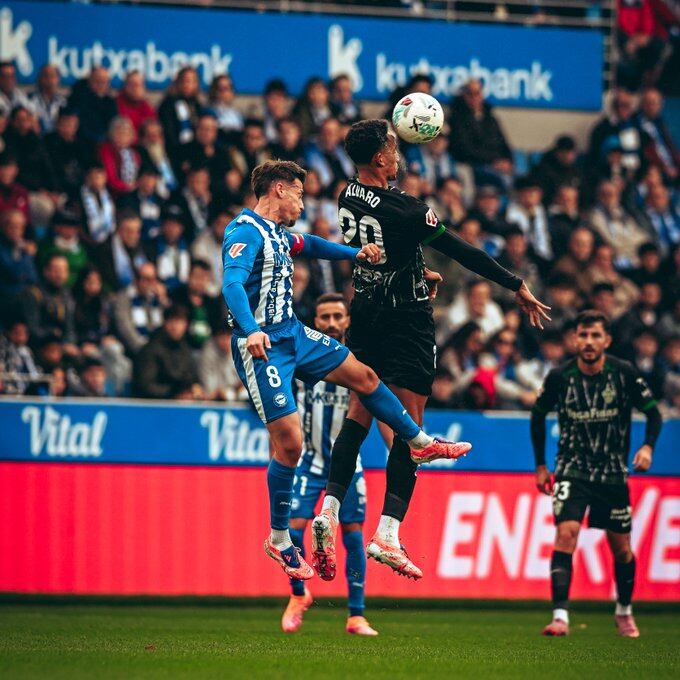 El jugador del Elche, Álvaro Rodríguez, se anticipa de cabeza a Blanco del Alavés