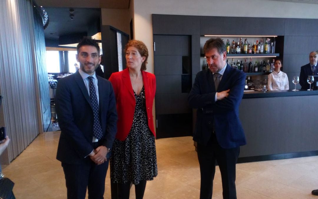 De izquierda a derecha, José Luis Roca, director del Hotel Eurostars Torre Sevilla 5*; Berta de Cárdenas, comercial corporativa del Grupo Hotusa; y Amancio López, presidente del Grupo Hotusa