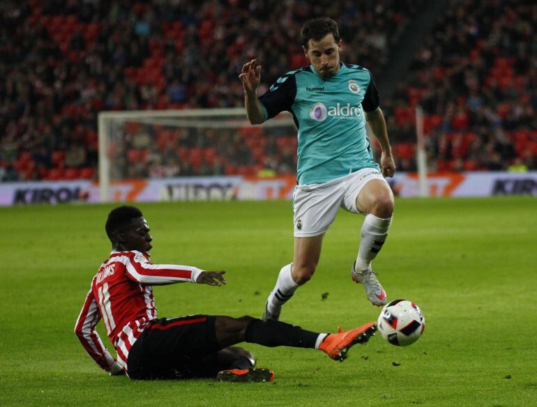 Julen Castañeda intenta superar a Íñaki Williams en el partido de San Mamés.