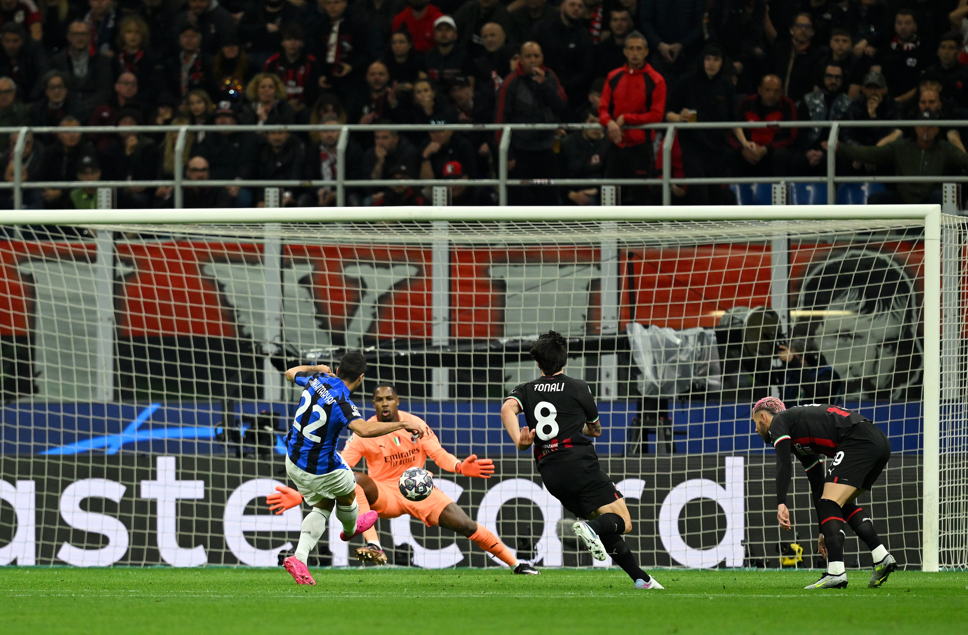 Mkhitaryan anota el segundo gol del Inter en la semifinal de Champions contra el Milan