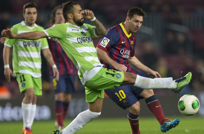 Messi golpea un balón delante de Diego Castro.