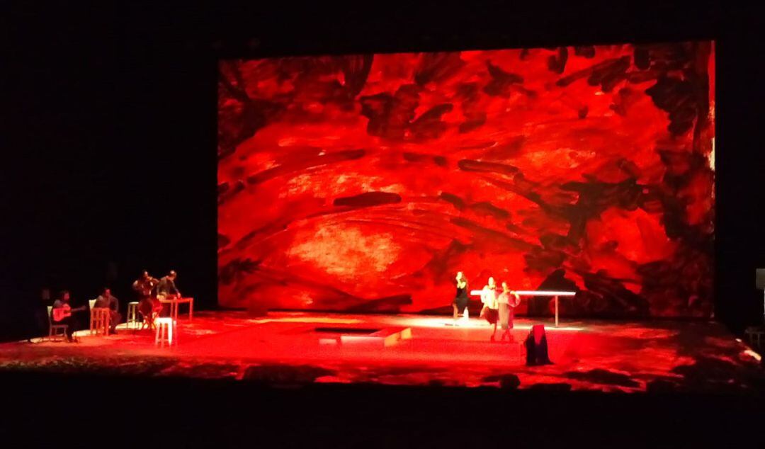 Rocío Molina baila junto a su madre, Lola Cruz, durante el espectáculo &#039;Grito pelao&#039; este martes en el Teatro de la Maestranza