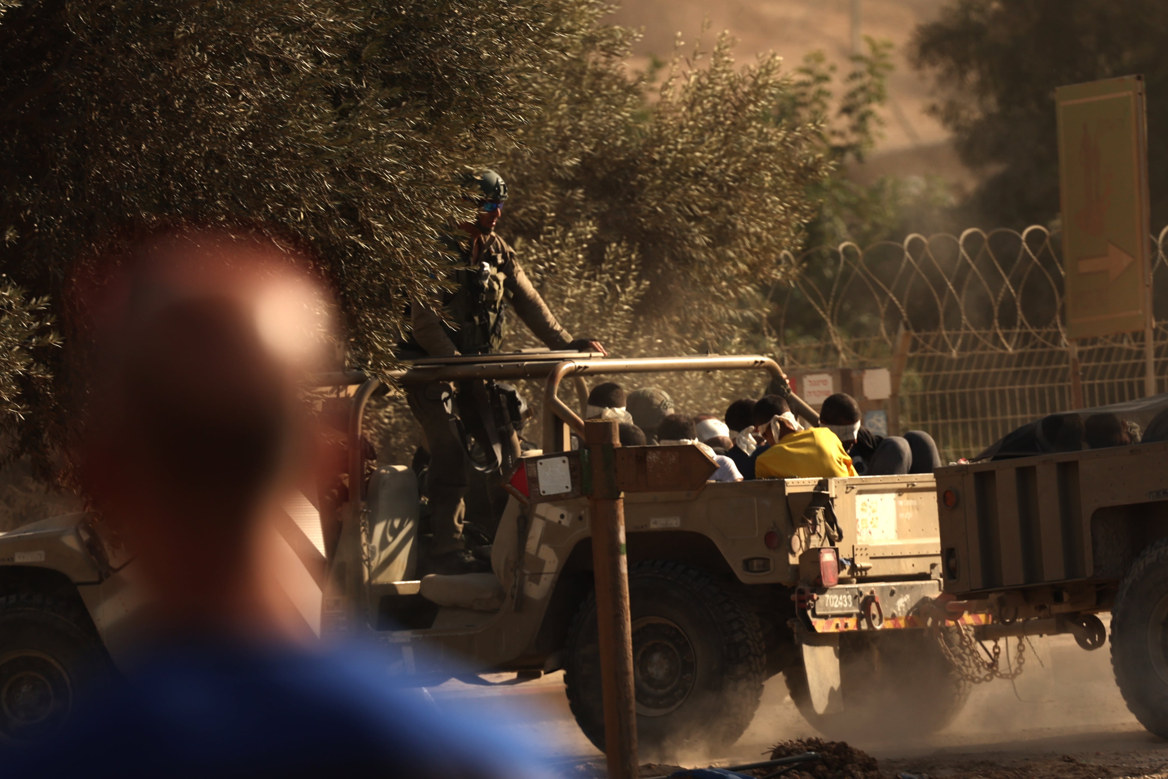 Un vehículo militar israelí transporta prisioneros palestinos en Gaza.