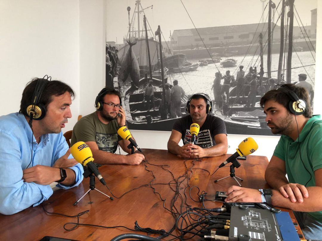 Alcalde de Tarifa, Francisco Ruiz; Gregorio Linde, pescador; Manuel Suarez, patrón mayor y Jose Manuel González-Rebolo.