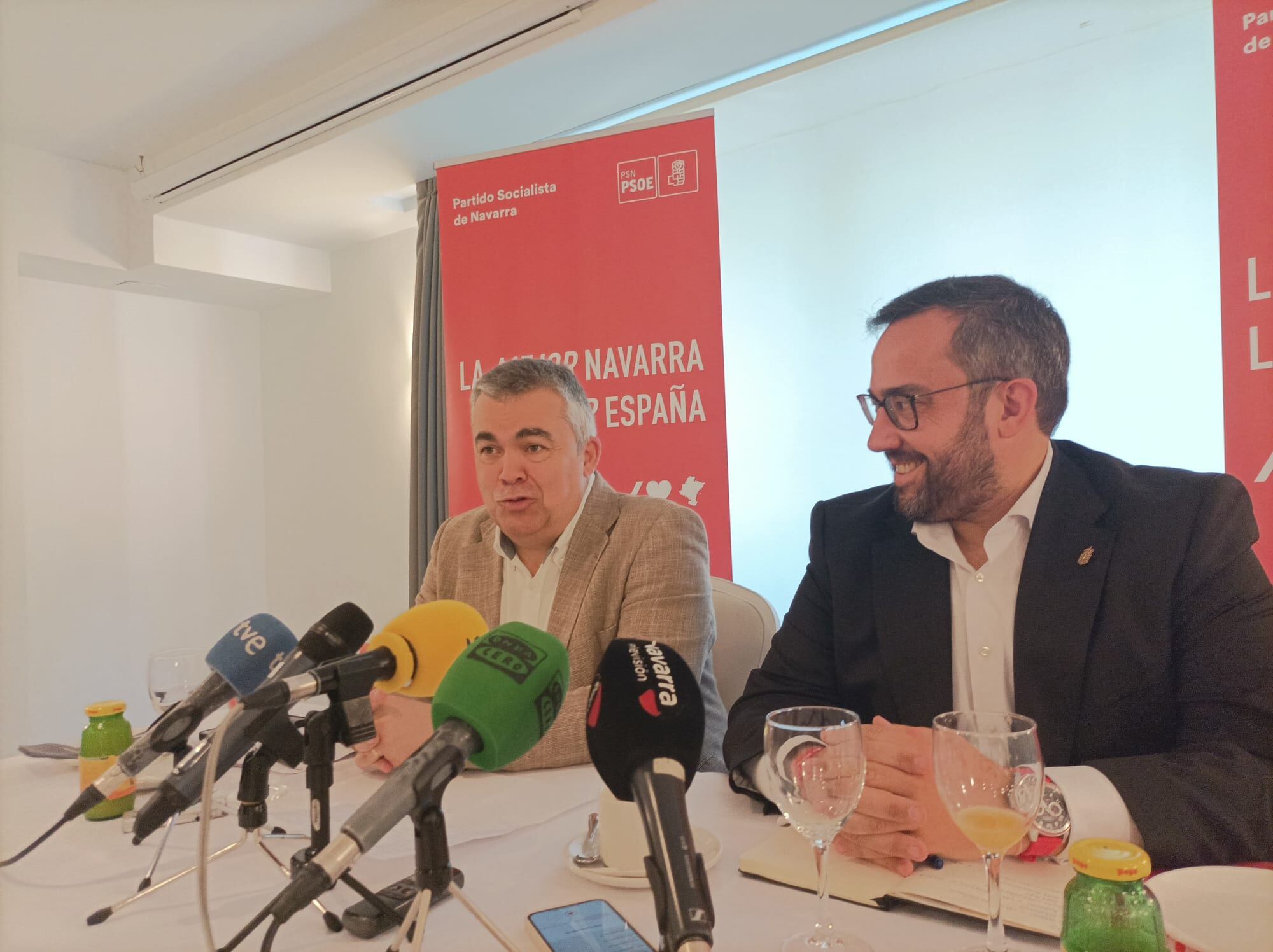 Santos Cerdán, secretario de Organización del PSOE, y Javier Remírez, cabeza de lista al Senado por Navarra