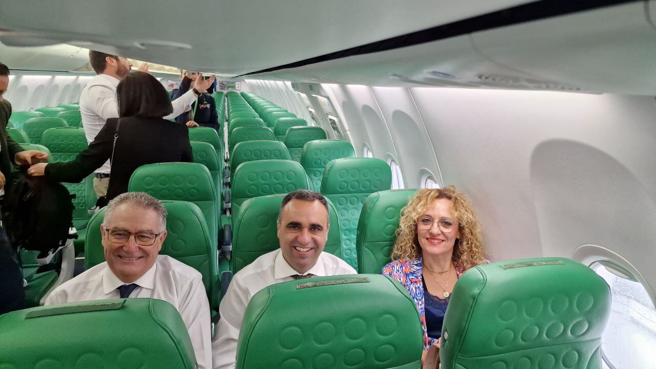El presidente de la Diputación de Granada, Francis Rodríguez (c), acompañado por la diputada de Turismo, Marta Nievas, y el gerente del Patronato Provincial de Turismo, Manuel Muñoz, en el primer vuelo Ámsterdam-Granada