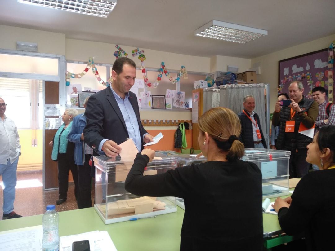 Mario Simón, candidato a la alcaldía de Palencia por Ciudadanos, en el momento de la votación