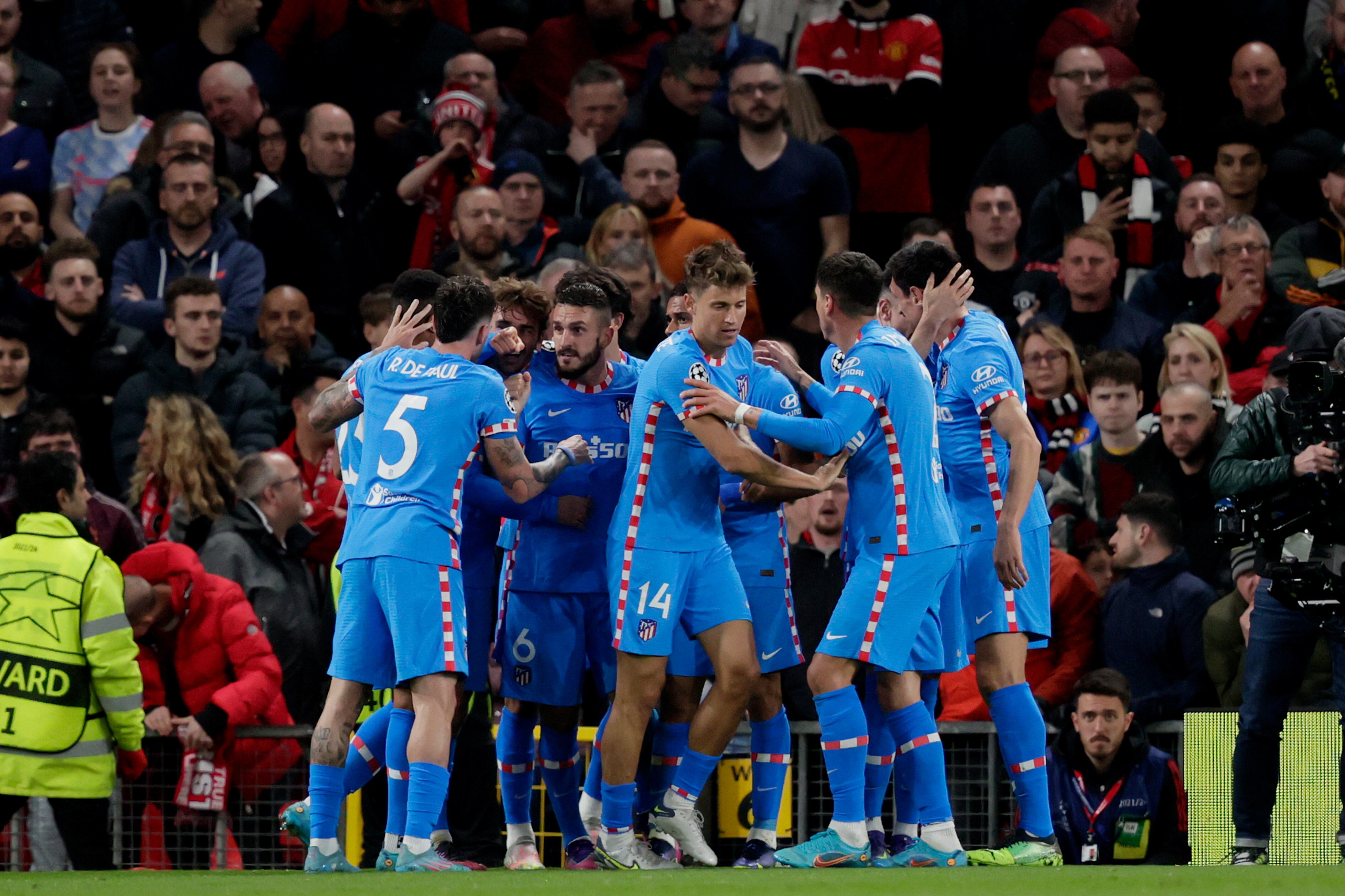 MANCHESTER, UNITED KINGDOM - MARCH 15:  Players of Atletico Madrid celebrates the 0-1 during the UEFA Champions League  match between Manchester United v Atletico Madrid at the Old Trafford on March 15, 2022 in Manchester United Kingdom (Photo by David S. Bustamante/Soccrates/Getty Images)