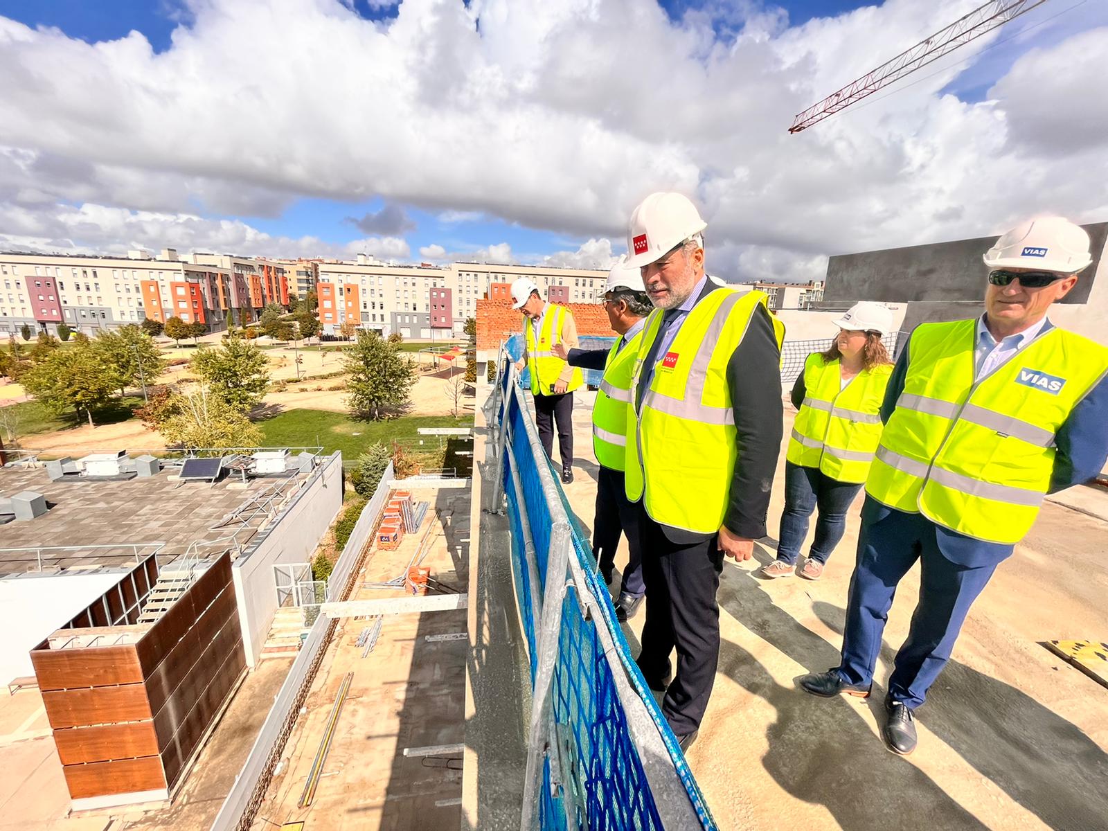 El consejero de Justicia e Interior de la Comunidad de Madrid, Enrique López, visitando las obras del nuevo edificio de Juzgados de Getafe.