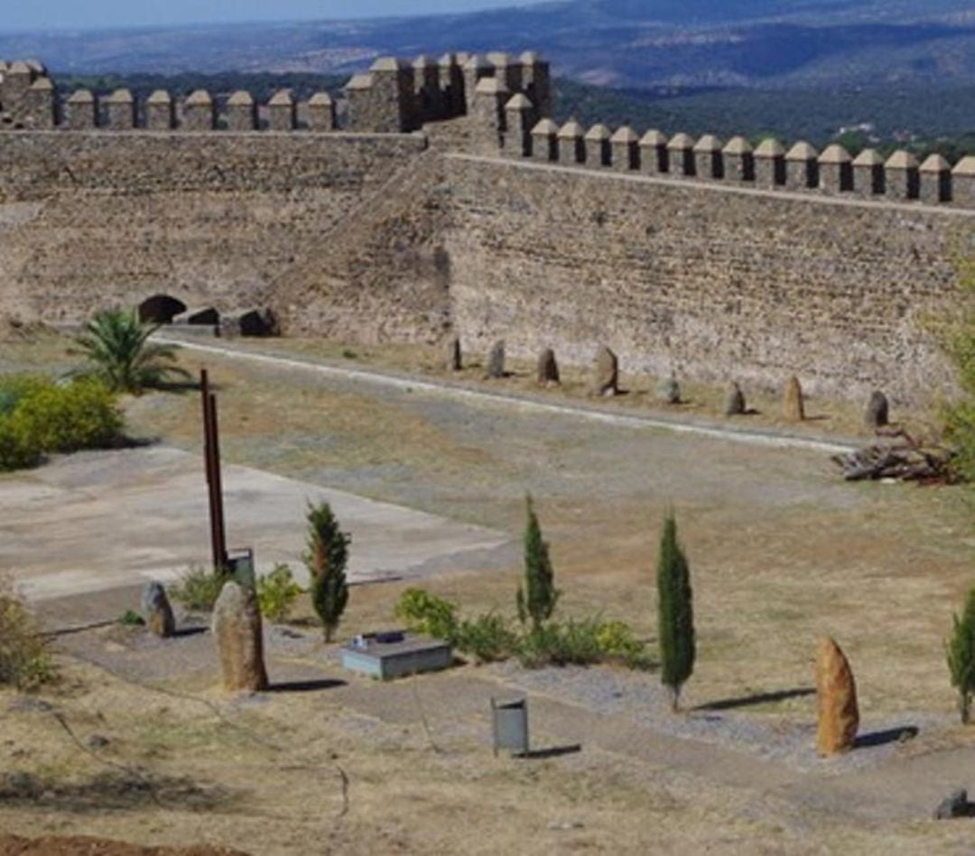 Vista panorámica del Patio de Armas del Castillo Sancho IV de Cumbres Mayores con un conjunto de menhires