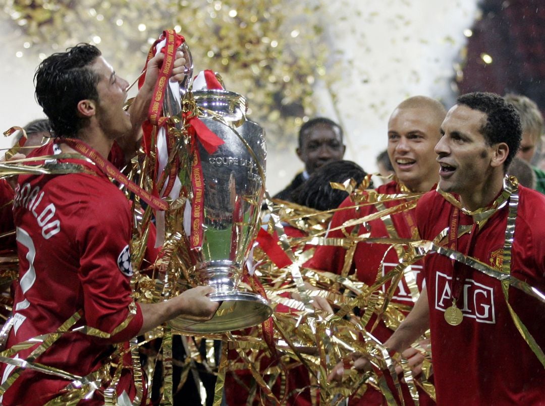 Ronaldo celebra junto a Ferdinand y el resto del equipo la Champions ganada en 2008