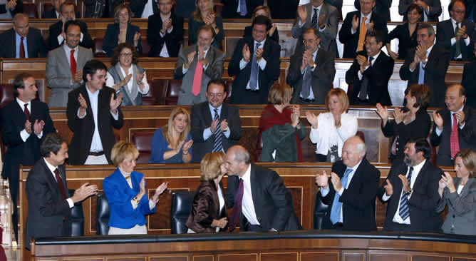 Los diputados socialistas aplauden y felicitan a la vicepresidenta segunda y ministra de Economía y Hacienda, Elena Salgado, después de que el pleno del Congreso rechazara este miércoles las cinco enmiendas a la totalidad presentadas a los Presupuestos Generales del Estado para 2011 con lo que el Gobierno consigue así continuar con la tramitación parlamentaria del proyecto de ley.