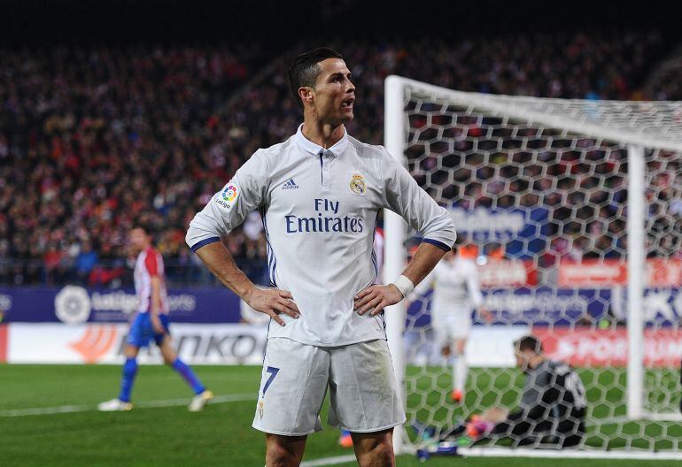 Cristiano Ronaldo of Real Madrid celebrate after scoring Real&#039;s 3rd goal during the La Liga match between Club Atletico de Madrid and Real Madrid CF at Vicente Calderon Stadium on November 19, 2016 in Madrid, Spain.  (Photo by Denis Doyle/Getty Images)