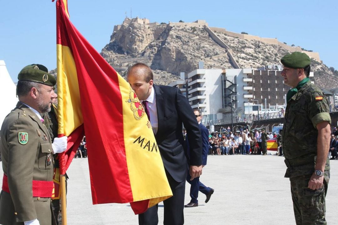 El diputado de Buen Gobierno, Modernización y Transparencia, Adrián Ballester, besa la bandera de España en un acto militar.