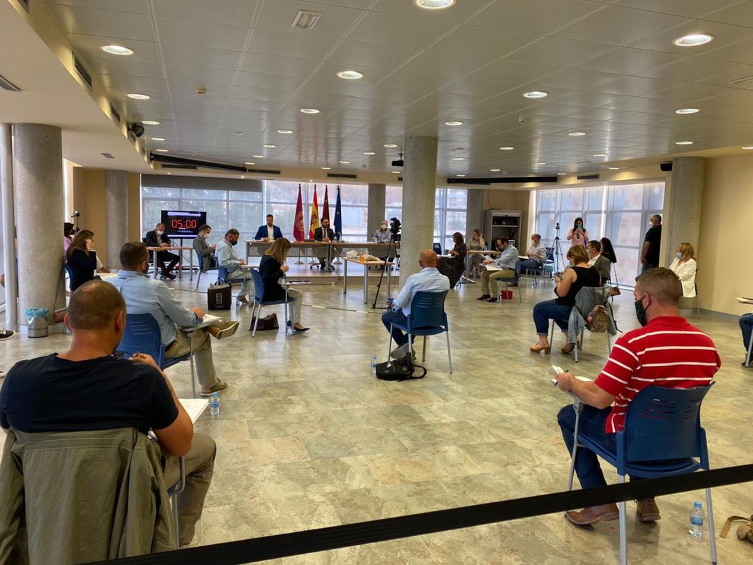 El pleno municipal del Ayuntamiento de Lorca se ha celebrado en el Centro de Desarrollo Local para garantizar la distancia de seguridad entre los concejales