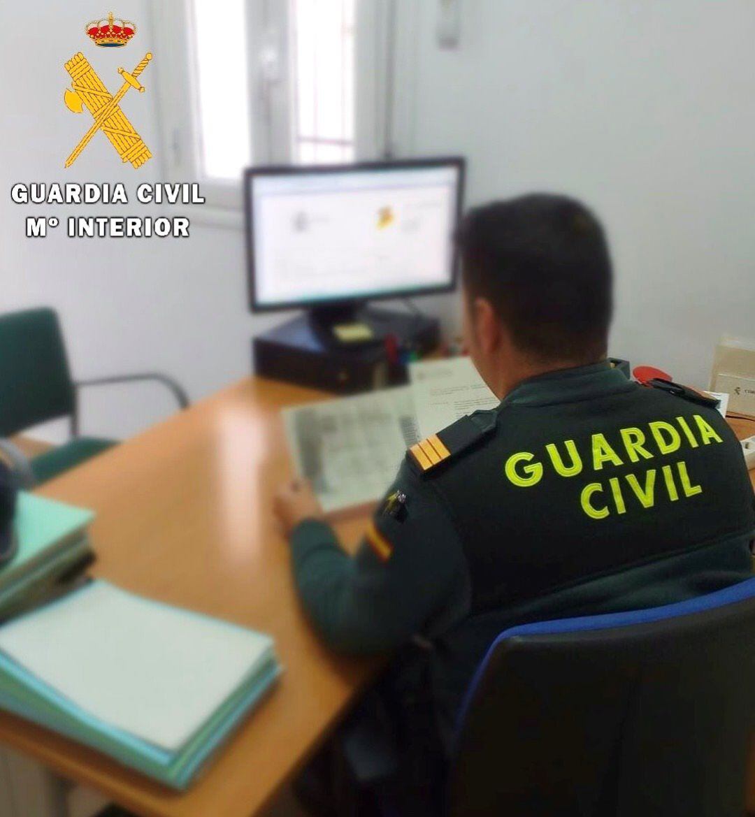 Agente de la Guardia Civil trabajando