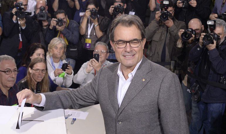 Artur Mas vota durante la celebración del 9-N.