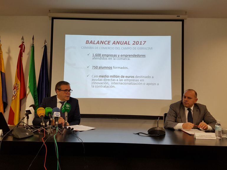 Carlos Fenoy (I) junto al vicepresidente de la Cámara de Comercio, Sebastián Fernández.