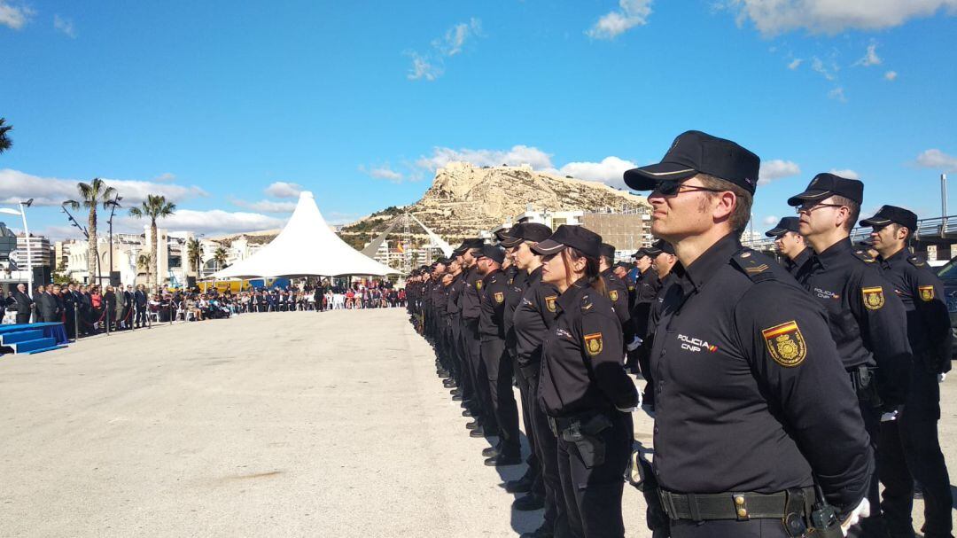 Imagen de los agentes formando en el aniversario de la Policía Nacional