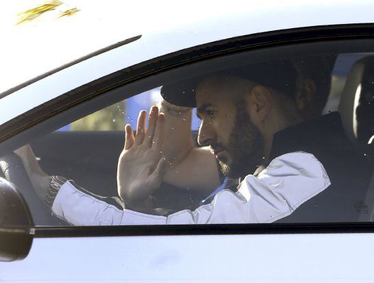 Karim Benzema, procesado por su posible implicación en una supuesto chantaje a su compañero de selección Mathieu Valbuena por un vídeo sexual, saluda a su llegada a la Ciudad Deportiva de Valdebebas