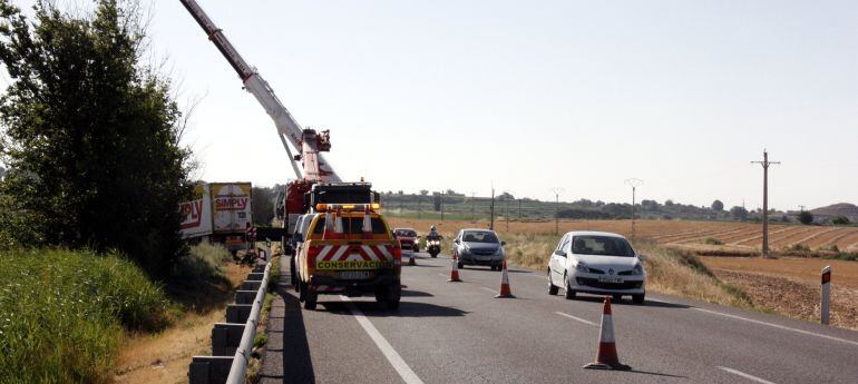 Imatges de recuperació d'un camió implicat en l'últim accident mortal a la N-240, aquest estiu.