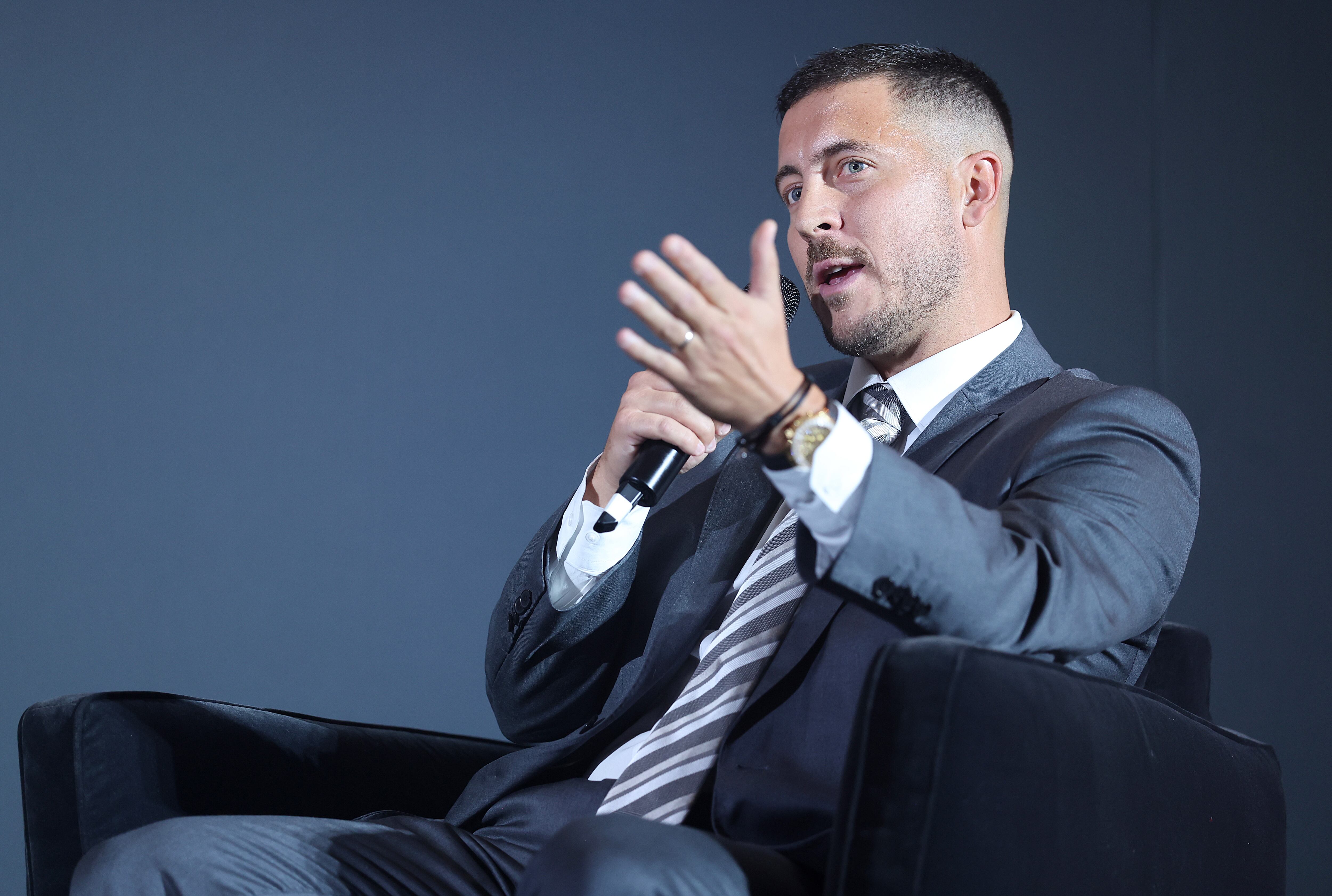 Eden Hazard habla durante el acto en el que recibió el Premier League Hall of Fame 2025