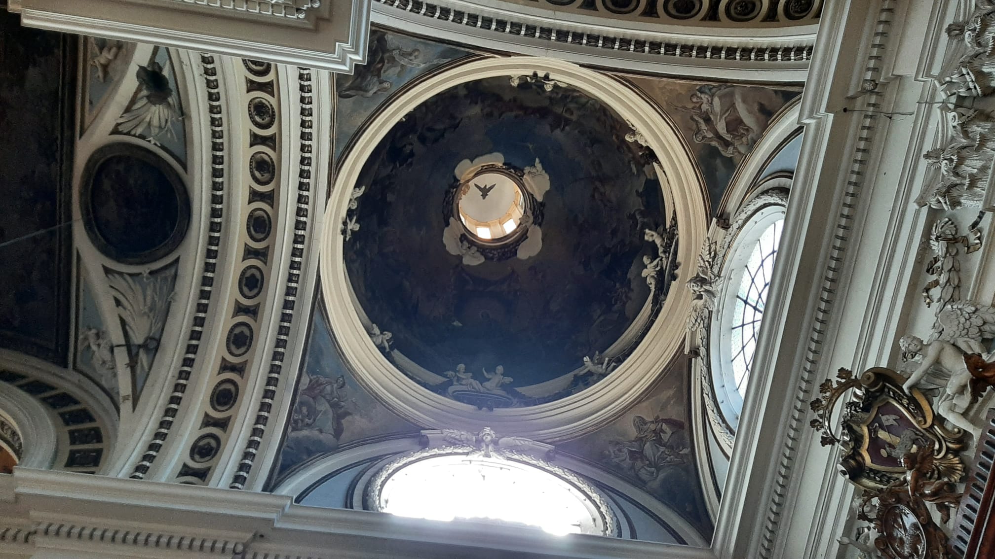 Basílica de El Pilar de Zaragoza en abril de 2025: vallado interior bajo la bóveda de Bayeu, por un desprendimiento parcial
