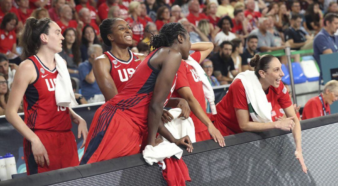 Las jugadoras de la selección de baloncesto femenino de Estados Unidos animan a sus compañeras en la cancha durante el partido que están disputado contra Letonia 