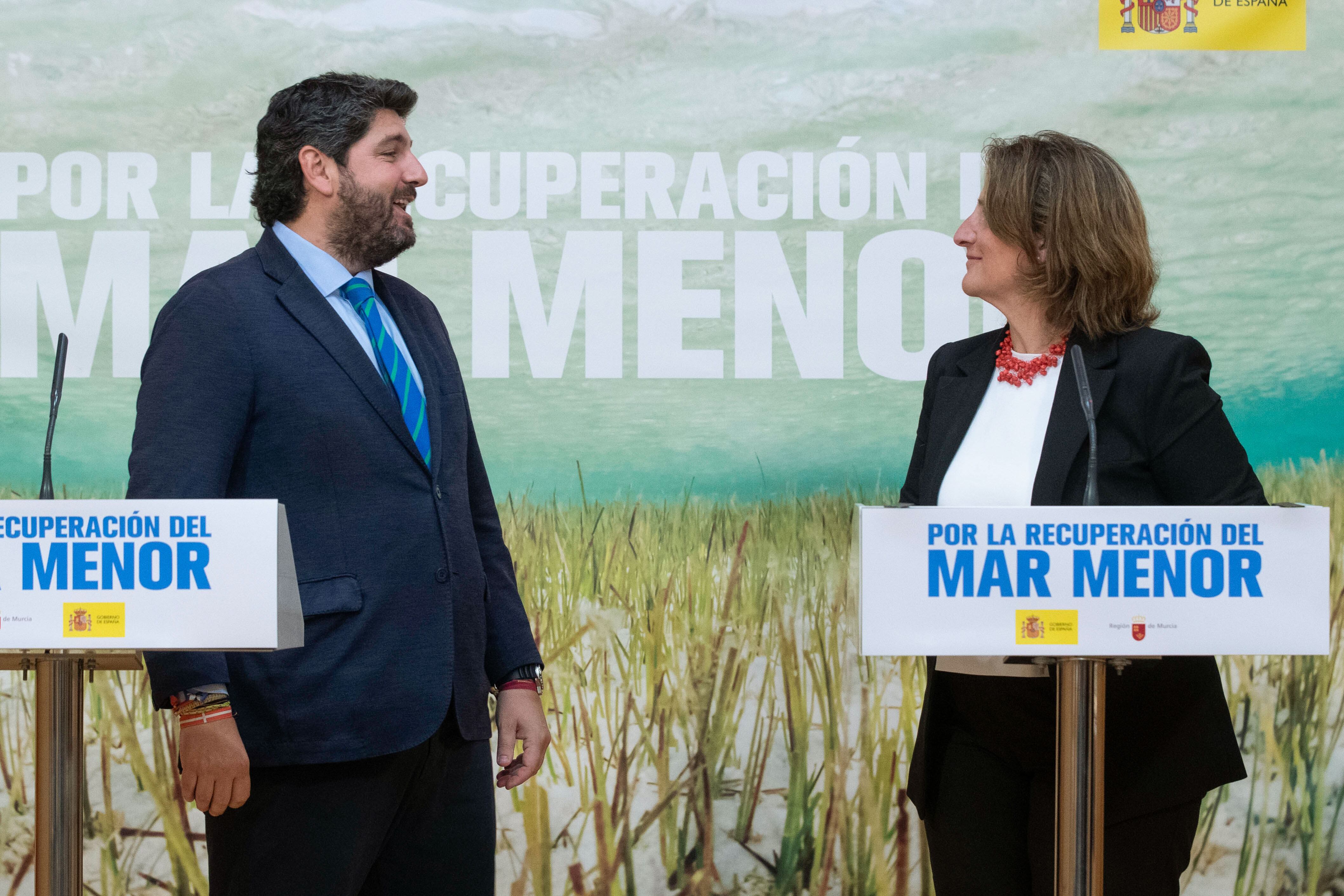 MURCIA, 18/04/2024.- La ministra para la Transición Ecológica y el Reto Demográfico, Teresa Ribera, durante la rueda de prensa que ha ofrecido junto al presidente de la Comunidad de Murcia Fernando López Miras, tras la reunión mantenida este jueves en el Palacio de San Esteban, para conocer los avances en la ejecución del marco de actuaciones prioritarias del Mar Menor. EFE/Marcial Guillén
