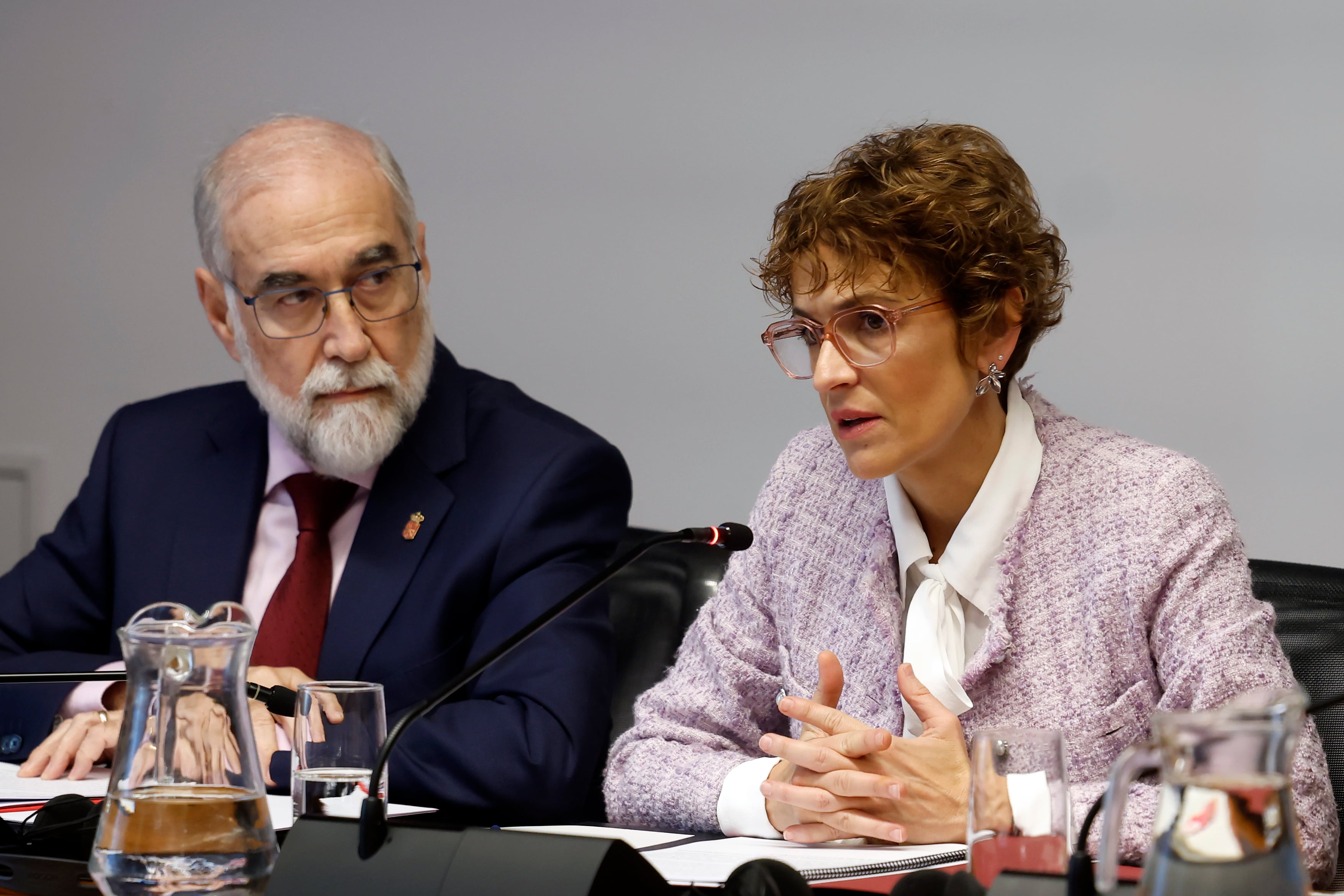 PAMPLONA, 18/03/2026.- La presidenta del Gobierno de Navarra, María Chivite, y el Consejero de Salud Fernando Domínguez comparecen en la comisión de Régimen Foral para dar explicaciones sobre la incapacidad del Gobierno de Navarra para reducir las listas de espera de primera consulta e intervenciones quirúrgicas. EFE/ Jesús Diges