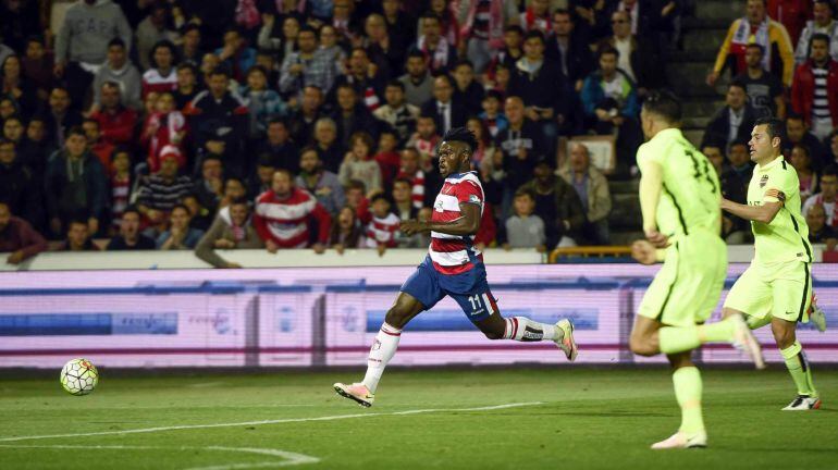  El delantero del Granada Isaac Success (i) bate al portero del Levante en el primer gol para su equipo durante el partido correspondiente a la trigésimo cuarta jornada de Liga contra el Granada que se disputa en el Estadio Nuevo los Carmenes de Granada. 