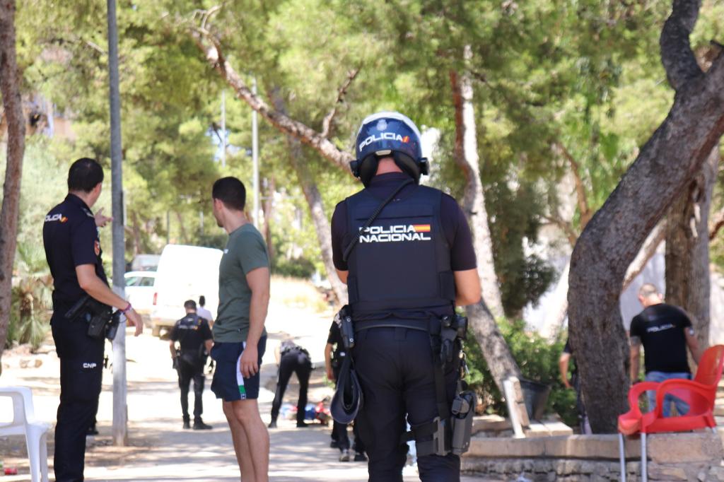 Agentes policiales durante la actuación del tiroteo