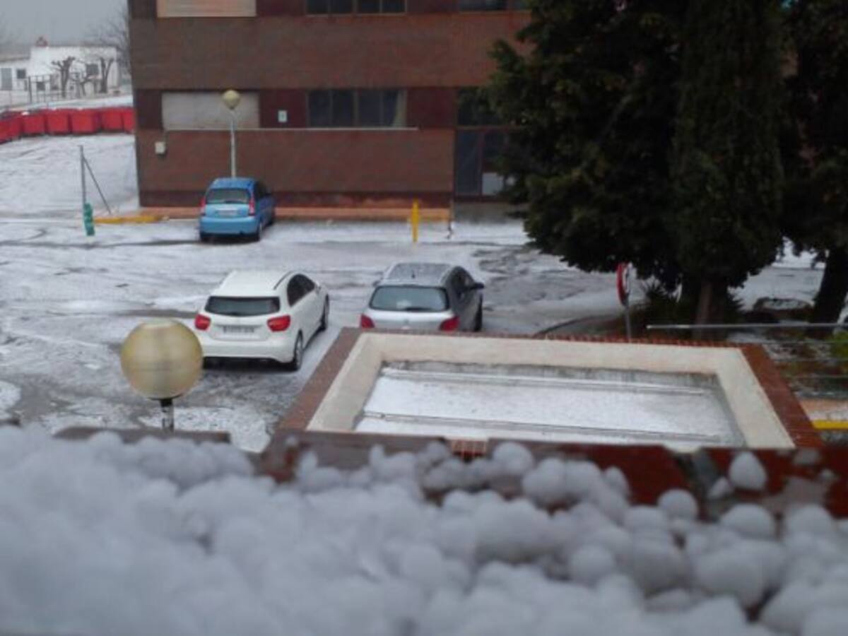 El granizo deja un manto blanco en Xàtiva