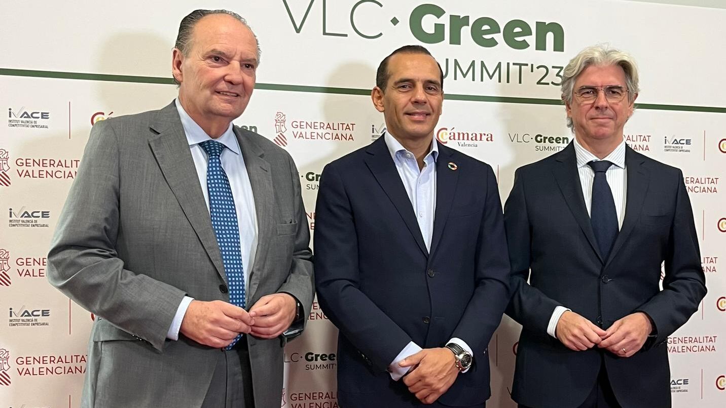 De izq. a dcha.: José Vicente Morata, presidente de la Cámara de Comercio; Juan Verde, especialista en estrategia internacional y Felipe Carrasco, secretario autonómico de Industria en el octavo foro sobre economía sostenible &#039;VLC Green Summit&#039;