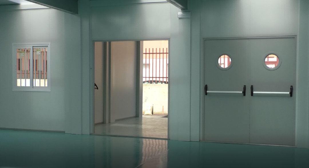 Entrada a las aulas prefabricadas del colegio público La Paz