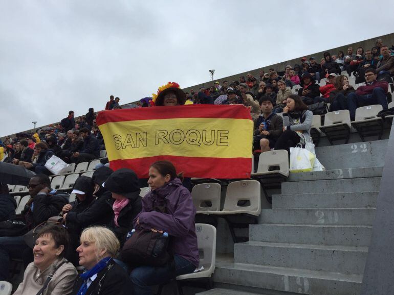La sanroqueña Ana Núñez con su bandera en el Roland Garros