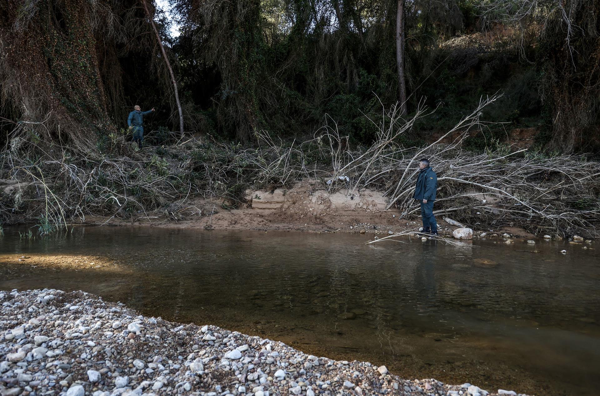 Dos agentes del Seprona rastrean un barranco en la zona de Pedralba - ROBER SOLSONA/EUROPA PRESS