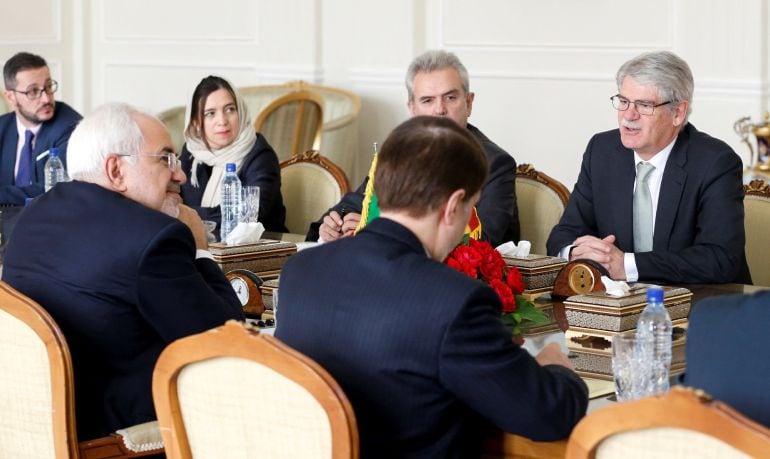 El ministro de Asuntos Exteriores, Alfonso Dastis,d, durante la reunión que mantuvo en Teheran con su homólogo iraní, Mohamad Yavad Zarif ,i., 